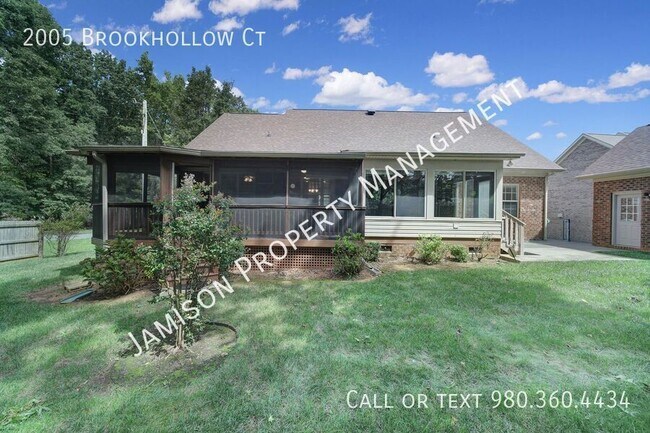 Building Photo - 2005 Brookhollow Ct