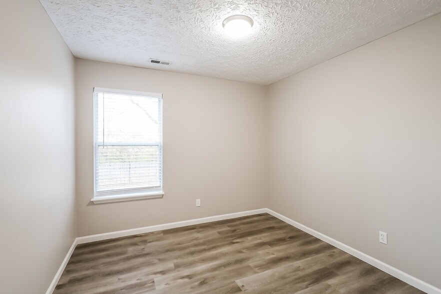 Building Photo - 4439 Connaught Dr E