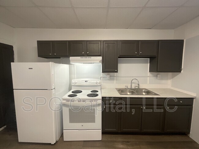 Building Photo - 829 W Poplar St