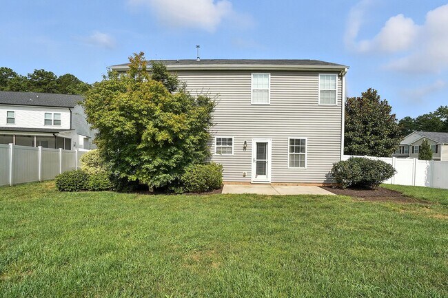 Building Photo - AVAILABLE NOW! GREAT HOME IN GARNER, NC.
