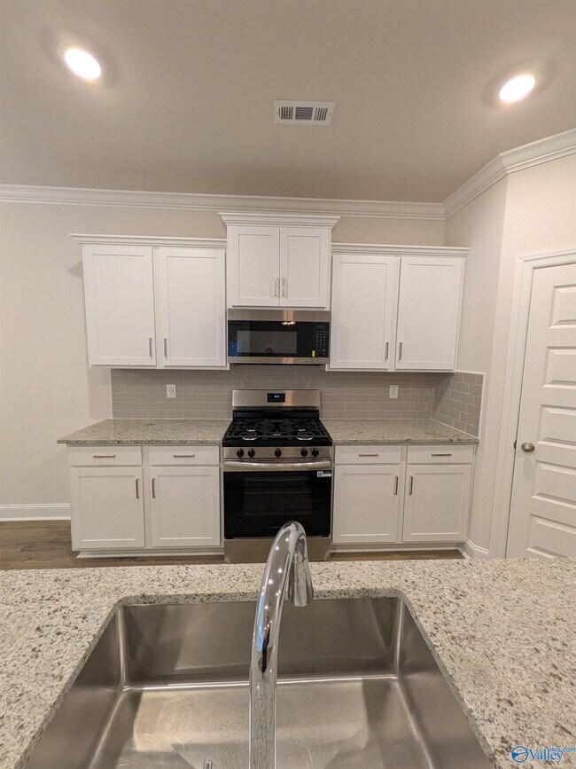 Building Photo - 336 Jackson Pt Cir