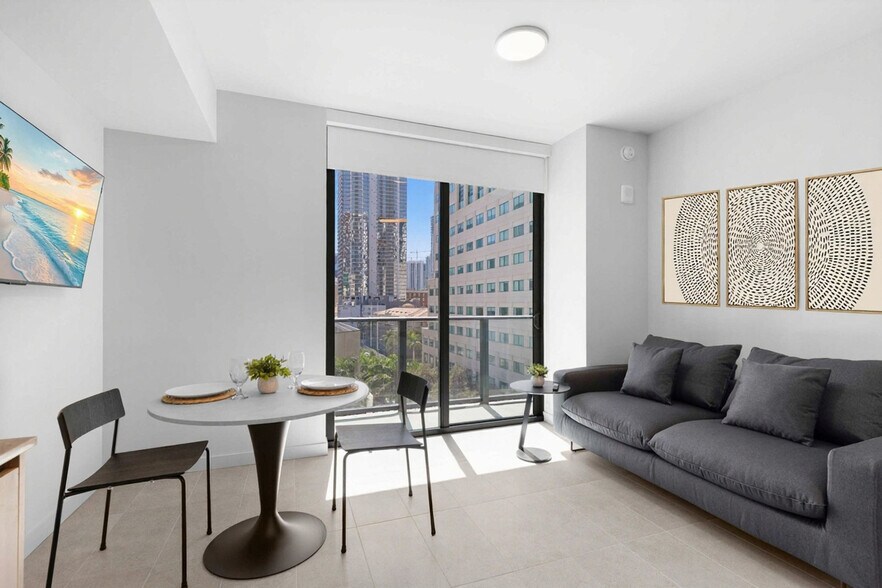 Building Photo - 501 NE 1st Ave