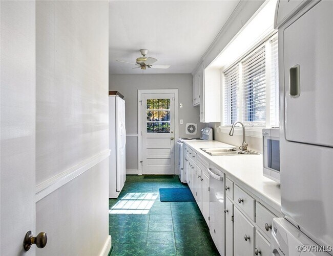 Building Photo - 509 Waveny Rd