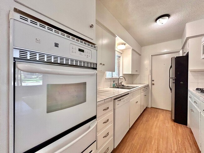 Building Photo - 3 Bed, 2 Bath Home – Fully Equipped & Move...