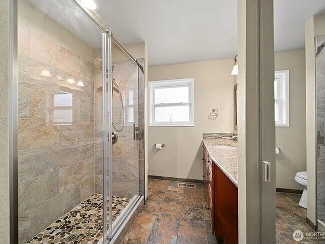 Building Photo - Luxury Home with Views, Maintained Pool and Yard. 5Bed, 3 Bath Great Location