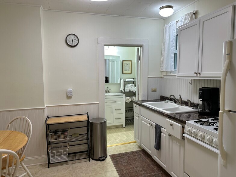 Building Photo - 133 Nelson Ave