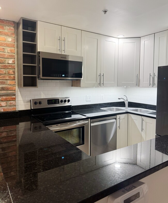 Building Photo - 2242 Ontario Rd NW