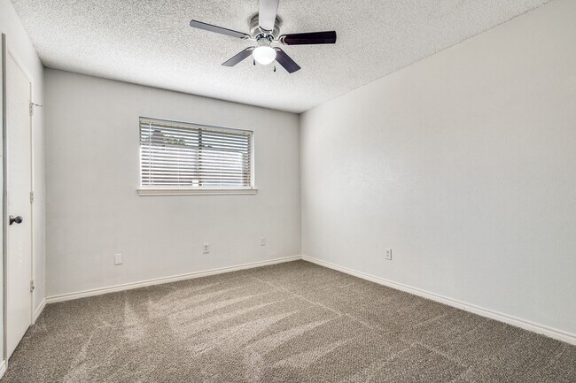 Building Photo - Beautiful 3-Bed, 2.5-Bath Home in Garland – Spacious Layout & Fantastic Amenities!