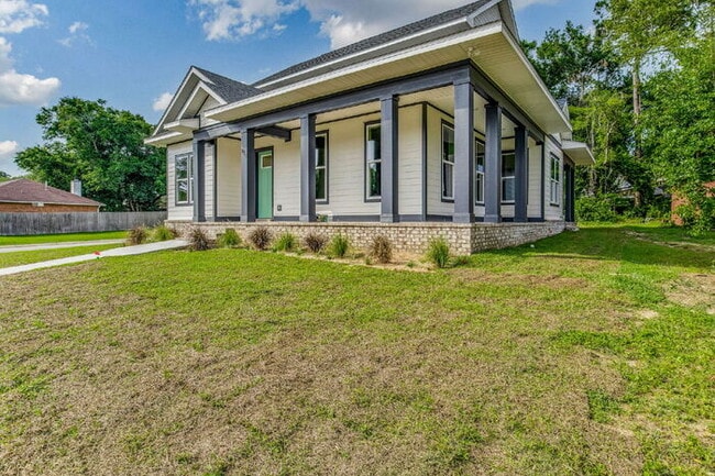 Building Photo - This luxurious new custom home in the sought-after Shadow Grove subdivision is a masterpiece of m...
