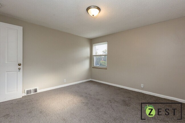 Building Photo - - BEAUTIFUL 3-BEDROOM 1 BATHROOM  April 11th 2-2:30 pm!
