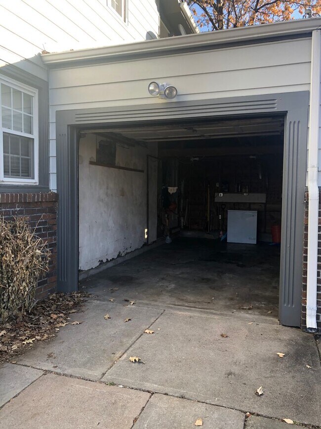 Building Photo - Two Story Single Family Home in the Roseda...