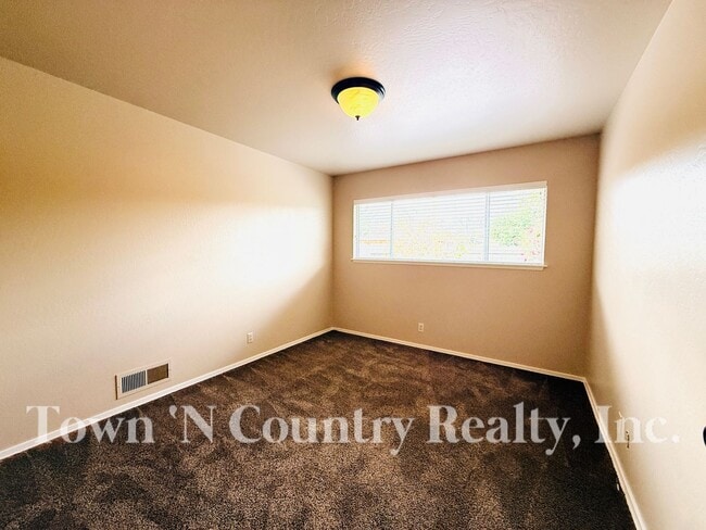 Building Photo - 3 Bedroom South Salinas Home!
