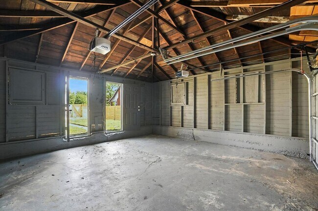 Building Photo - 887-889-889 E Livingston Ave