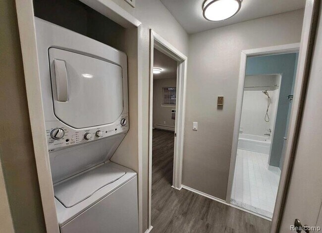 Building Photo - 2445 Torquay Ave