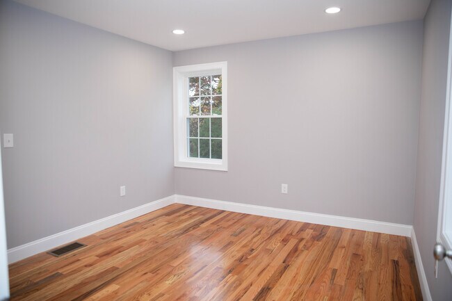 Bedroom - 37 Manhattan St