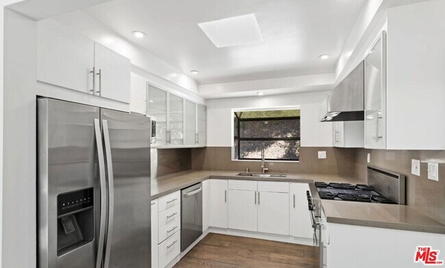 Building Photo - 3933 Mandeville Canyon Rd