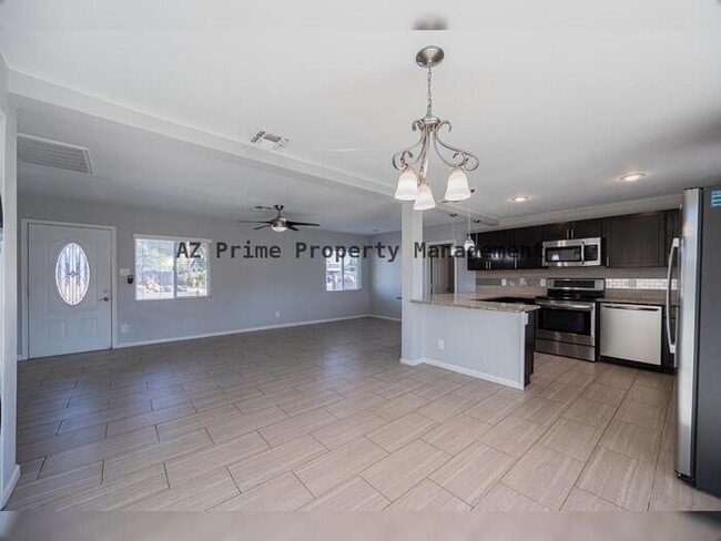 Building Photo - 1619 E Whitton Ave