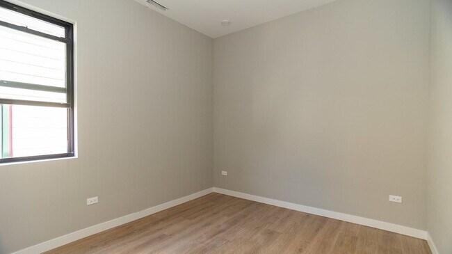 Building Photo - 3520 W Shakespeare Ave