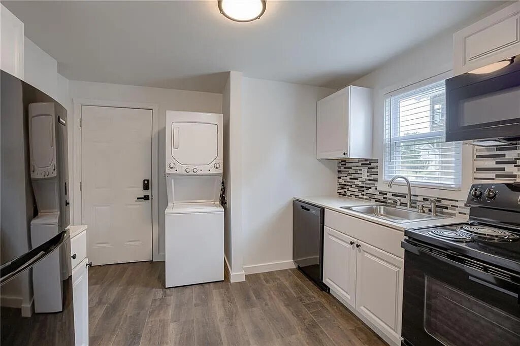 Kitchen - 207 E Cedar St