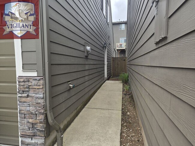 Building Photo - 2605 NE 130th Ct