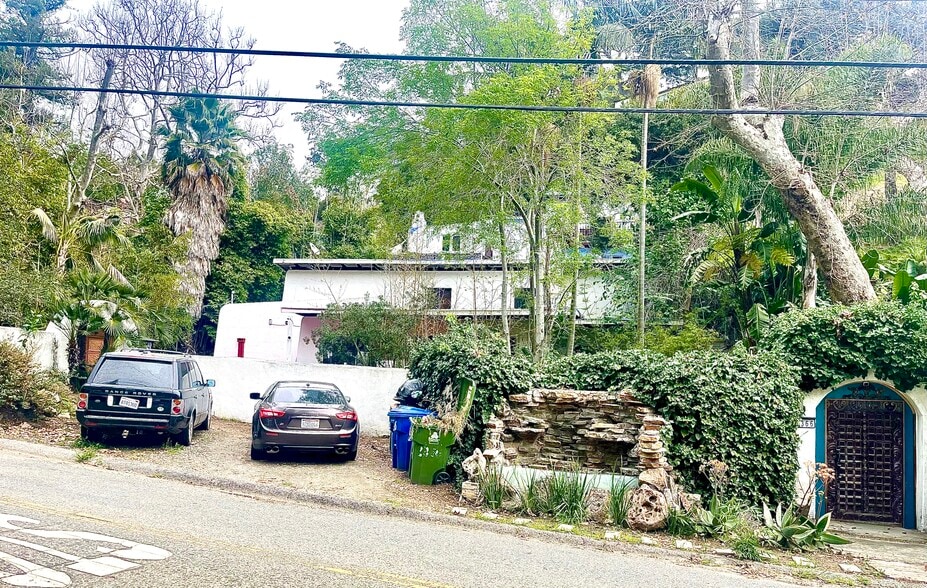 Building Photo - 2366 Nichols Canyon Rd