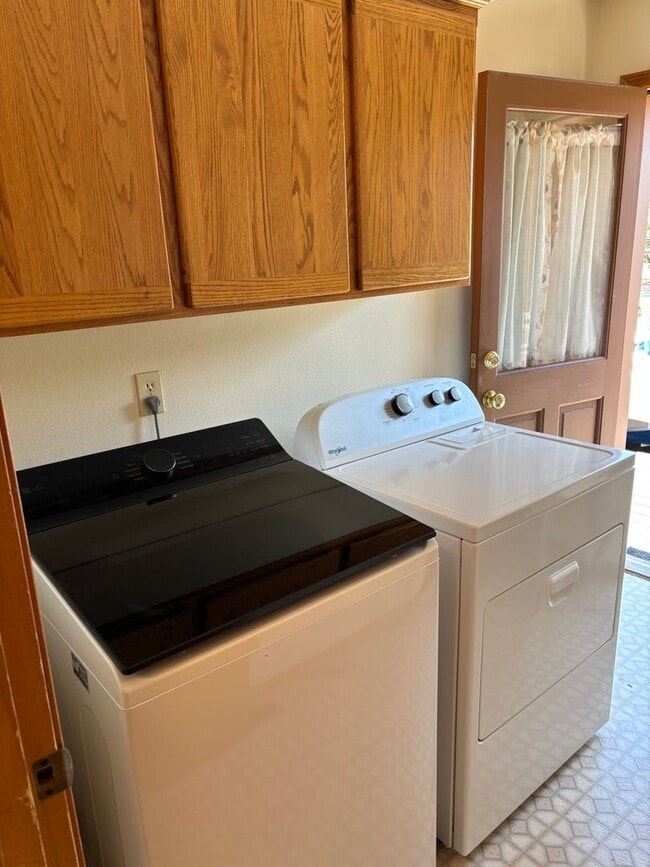Building Photo - Spacious 3-Bedroom Home on 12 Private Acres between Bend and Sisters!