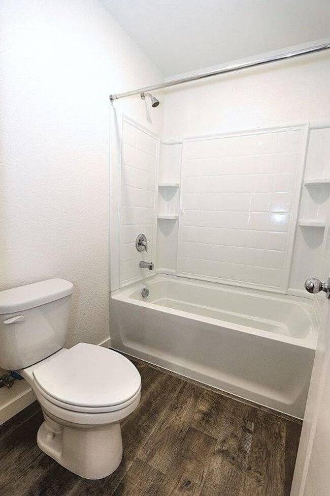 Building Photo - Beautiful Lincoln Home Available in May!