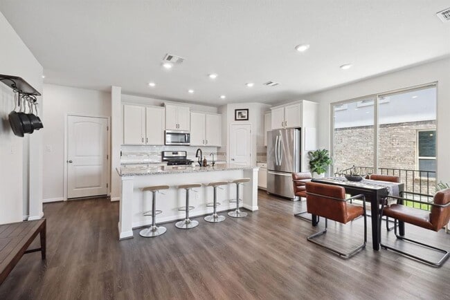 Building Photo - 2204 Land Grant Wy