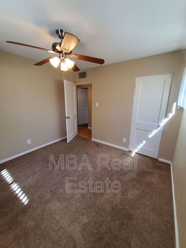 Building Photo - 2225 E Glenrosa Ave