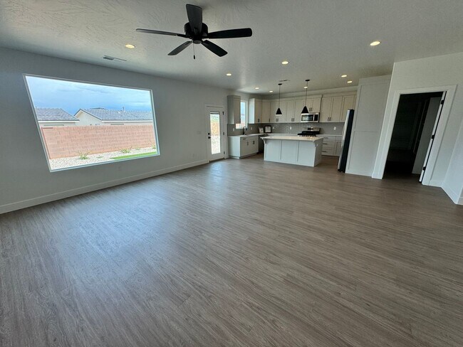 Building Photo - Brand new S&S Home