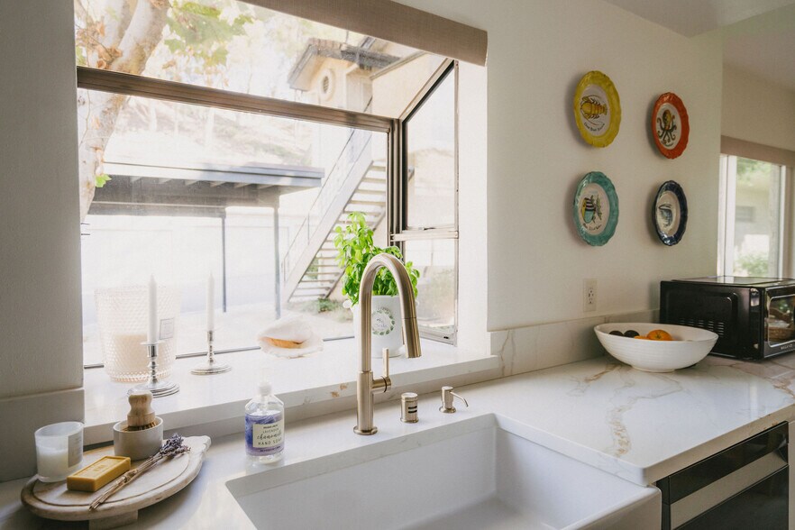 Building Photo - 5716 Skyview Way