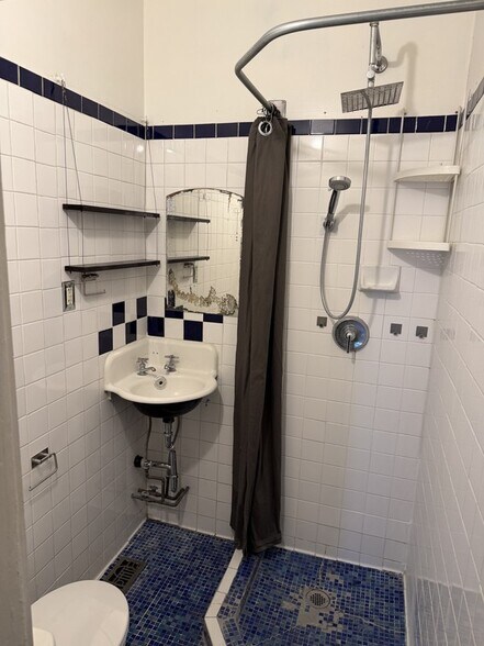 Building Photo - 553 E 700 S