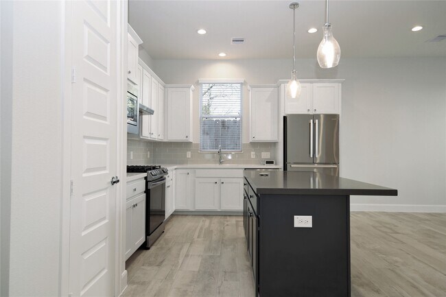 Building Photo - 506 W Donovan St