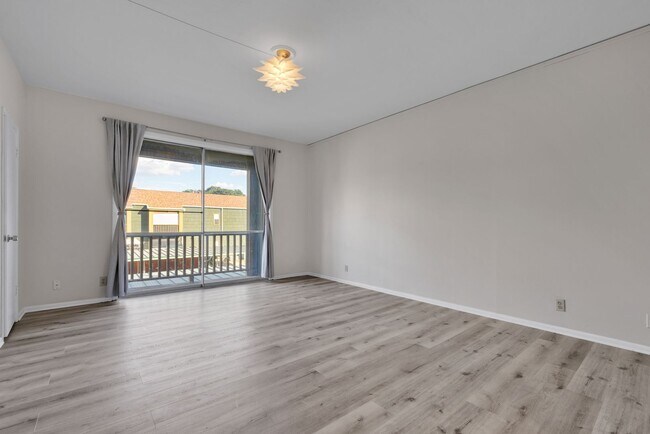 Building Photo - Charming 2 Bedroom Condominum