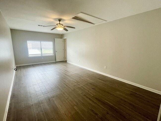 Building Photo - Updated home within walking distance of UAMS