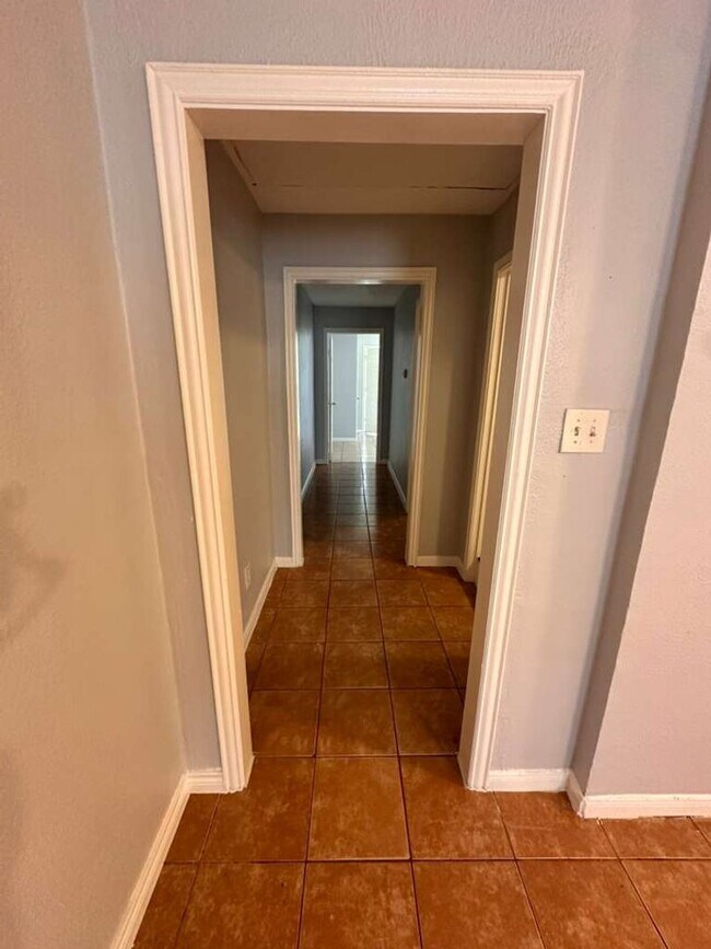 Building Photo - 306 Lake Rd