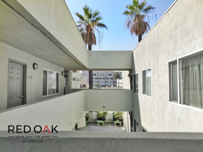 Building Photo - 326 S Westlake Ave