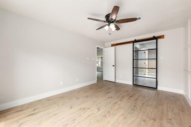 Building Photo - 90 W High Oaks Cir