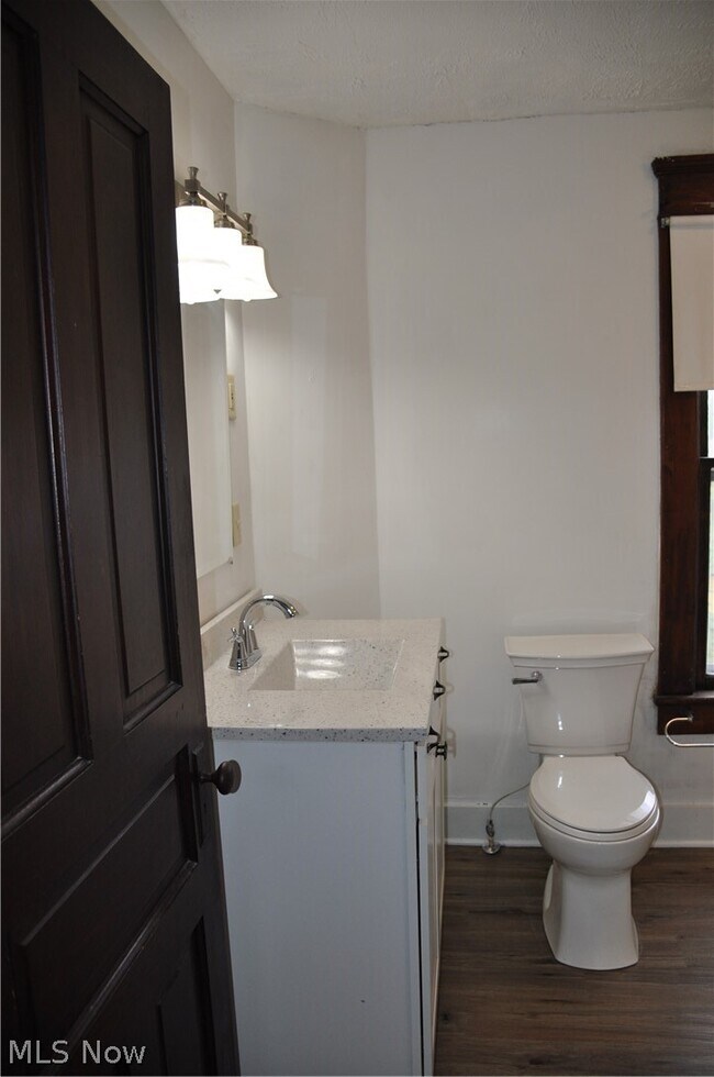 Building Photo - 11 E Main St