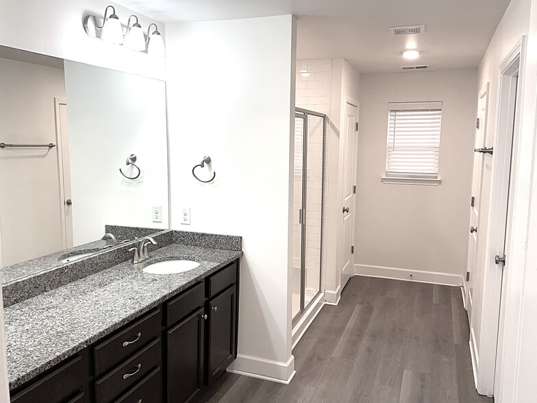 Building Photo - 5702 Lakemont Dr