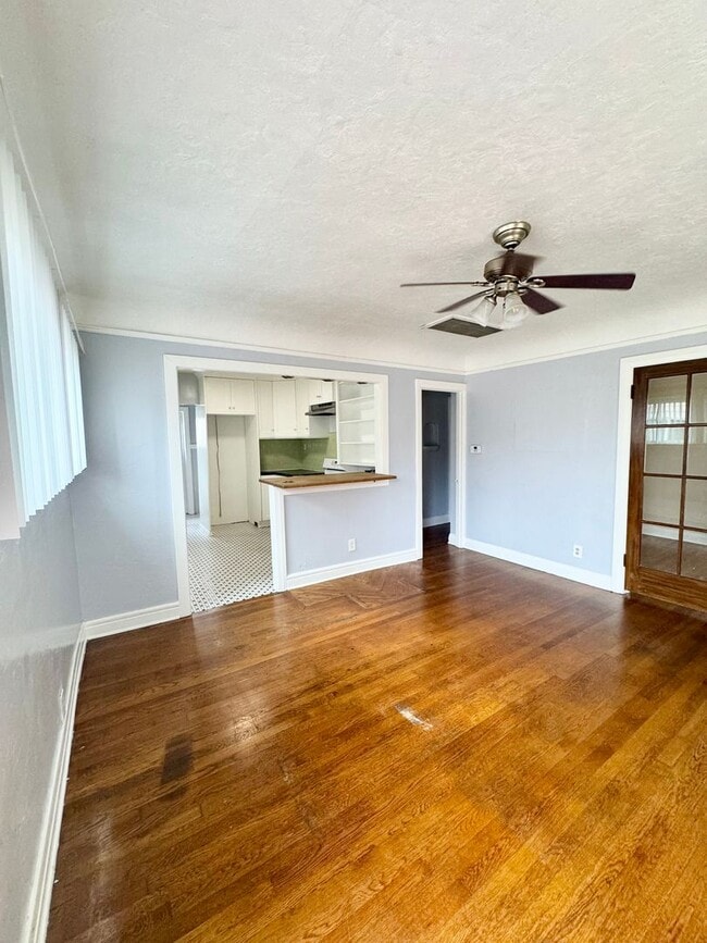 Building Photo - 550-550 W 20th St