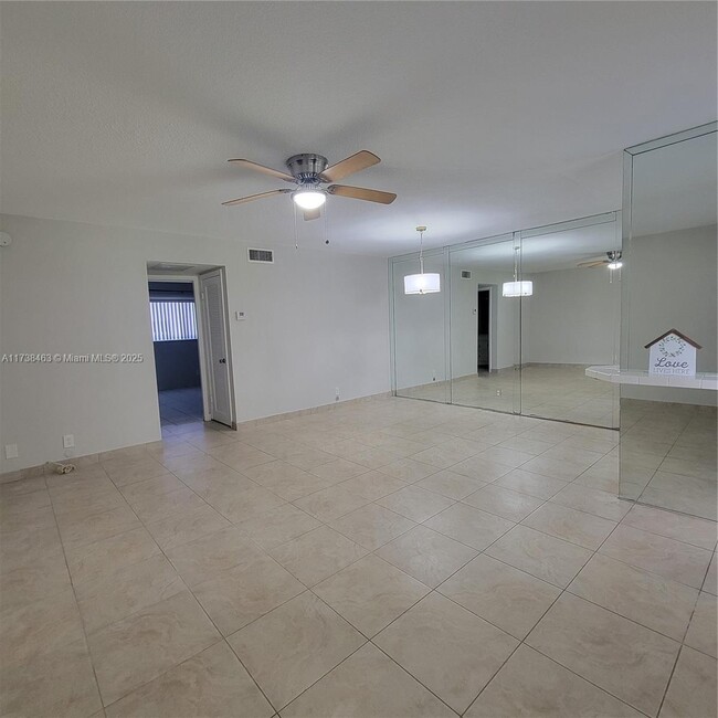 Building Photo - 541 Blue Heron Dr