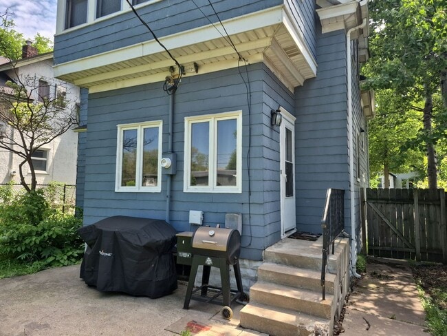 Building Photo - Single Family Home w/ Garage in Daytons Bl...