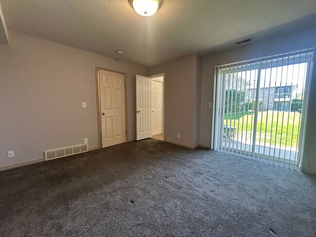Building Photo - 370 W 4900 S