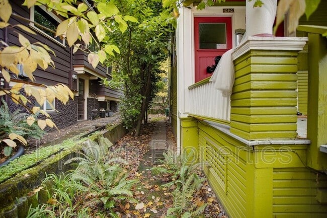 Building Photo - 2424 SE Yamhill St