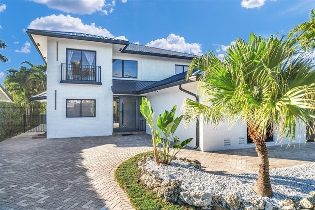 Building Photo - 319 S Riverside Dr