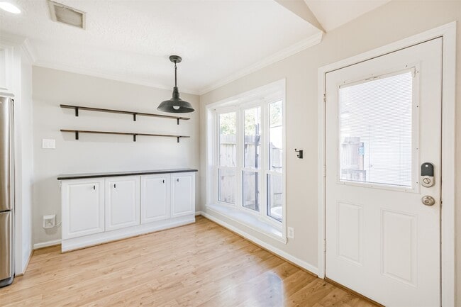 Building Photo - 9714 Railton St