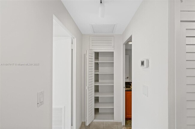 Building Photo - 1408 Brickell Bay Dr