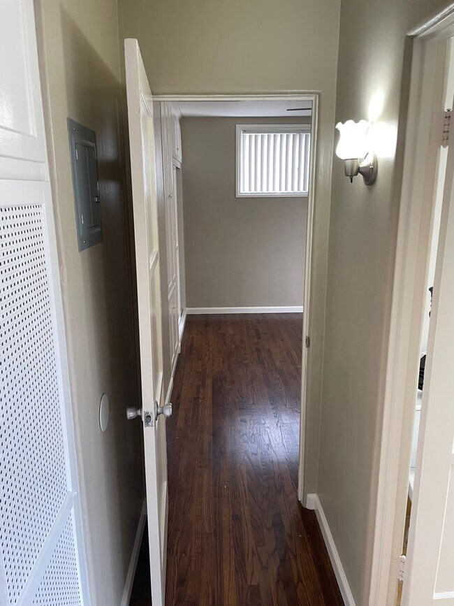 Building Photo - Large 1 Bed/1 Bath Hillcrest