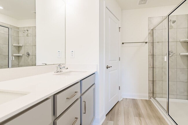 Building Photo - Available Early July - 3 Bed, 2.5 Ba in Convenient Location! Pet Friendly!